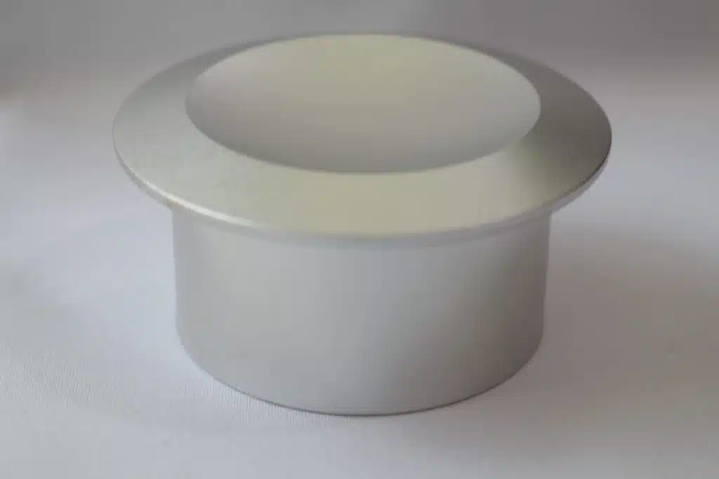 تگ روی لباس چیست؟